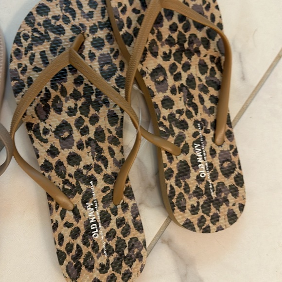 NWT Old Navy Set of Flip Flops - Picture 3 of 3